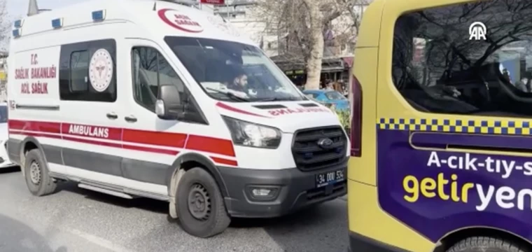 Yol verilmeyen ambulanstaki ekip hastaya koşarak ulaştı