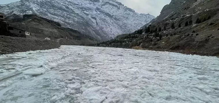 Zap Suyu'nun yüzeyi kısmen dondu