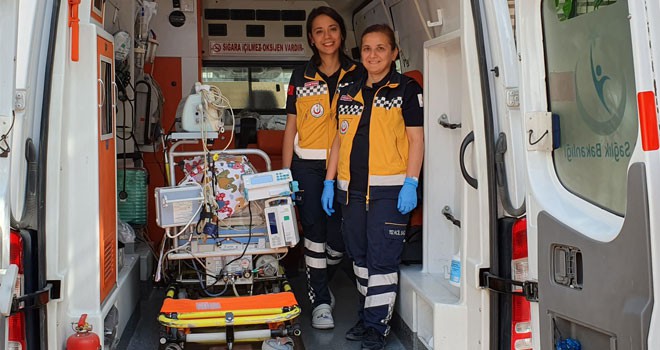 Anne kız aynı ambulansta bebeklerin hayatını kurtarıyor