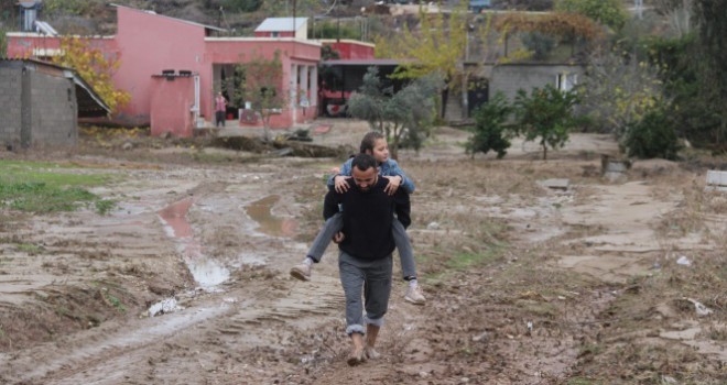 Okula giden çocuklarını sırtlarında taşıyorlar