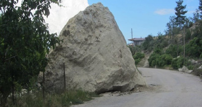 Dev kaya parçası köy yoluna düştü