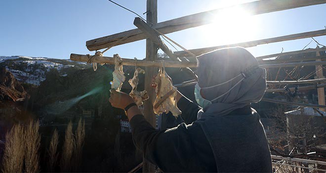 Kurutulan etler kışın sofraları süslüyor