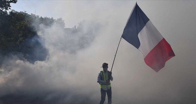 Fransa Kovid-19 krizi ve şiddetli protesto gösterileriyle geçirdi