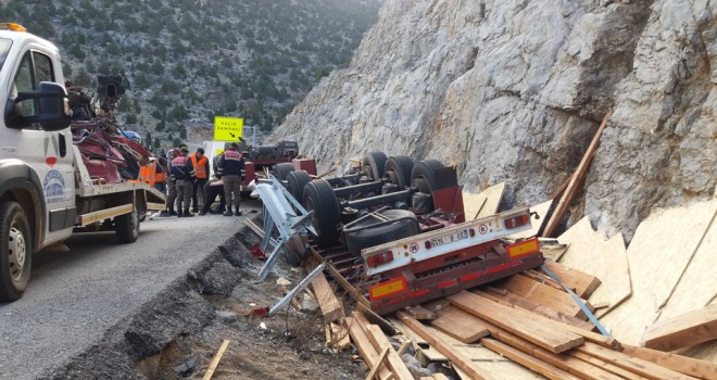 Devrilen TIR’ın sürücüsü öldü