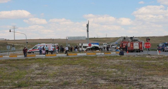 Konya'da minibüs ile tır çarpıştı: 6 ölü, 12 yaralı