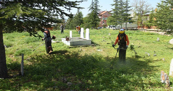 Mezarlık ziyaretlerinde sosyal mesafeye uyarısı