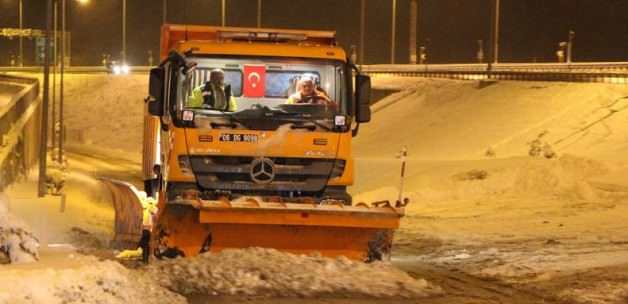 Bakan Yıldırım, yeni yılda kar küredi