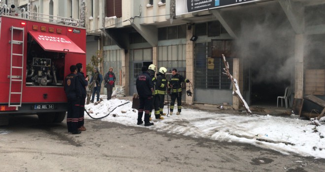 Mum imalatı yapan iş yerinde yangın