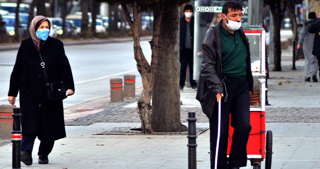 Simitleri ‘gönül gözüyle’ müşterilerine ulaştırıyor