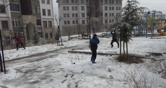 Hadim’de kar yağışı çocukları sevindirdi