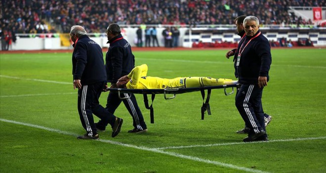 Fenerbahçeli futbolcu Sadık Çiftpınar sakatlığı nedeniyle sezonu kapattı