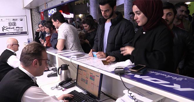 Konya Otogarında öğrenci yoğunluğu