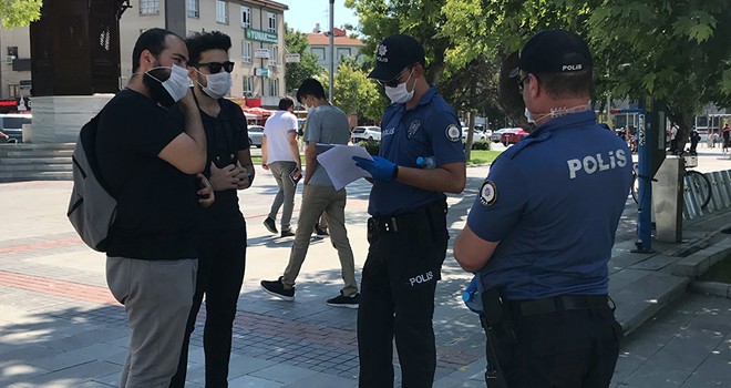 Polisi gören maskesini taktı