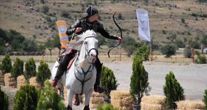 Ata yadigarı atlı okçuluğun kadın temsilcileri