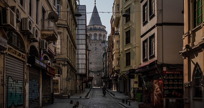 1500 yıllık Galata Kulesi yalnız kaldı