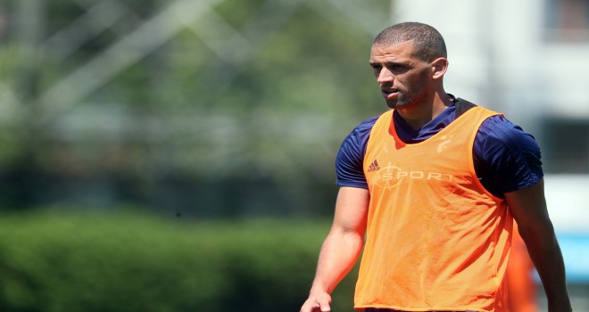 Islam Slimani, ilk antrenmanına çıktı