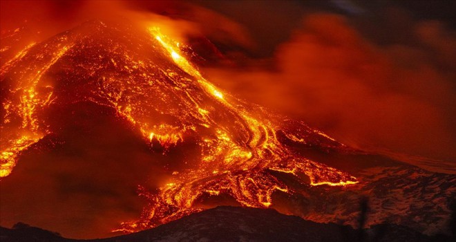 İtalya'da Etna yanardağı yeniden faaliyete geçti