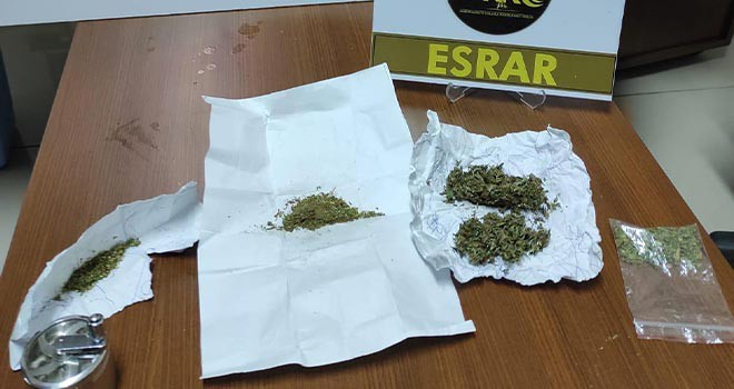 Kaçmak isteyen şahıslar 25 gram esrarla yakalandı