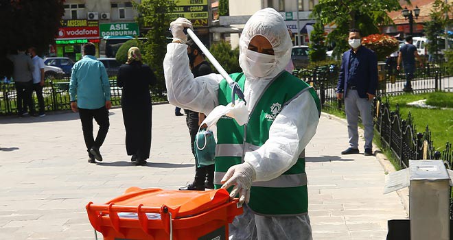 Koronavirüs timleri atık maske topluyor