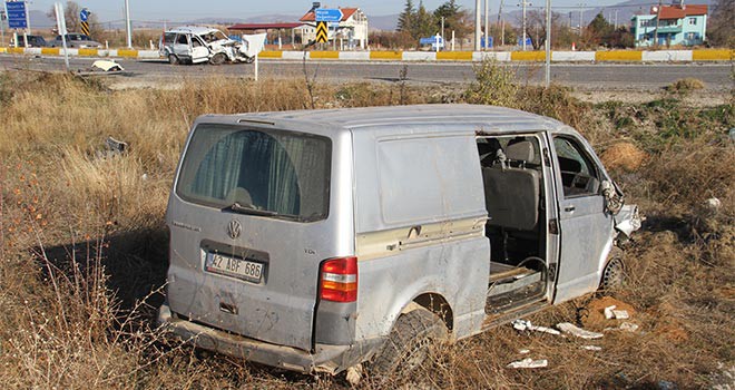 Minibüsle otomobil çarpıştı: 1 ölü, 3 yaralı