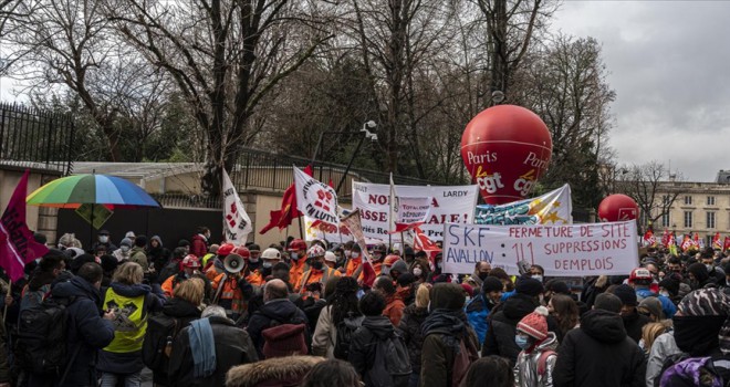 Fransa'da hükümet protesto edildi