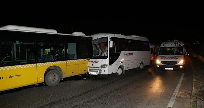 Zeytinburnu'nda servis aracı otobüse çarptı: 8 yaralı