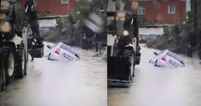 Suya gömülen araç iş makinasıyla çıkarıldı