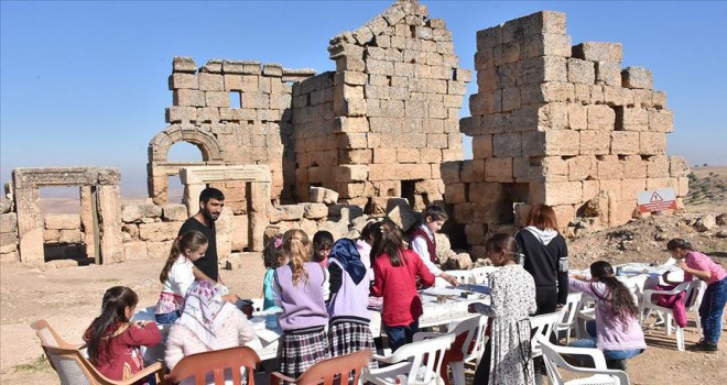 Öğrenciler tarihi 3 bin yıllık Zerzevan Kalesi'nde öğreniyor