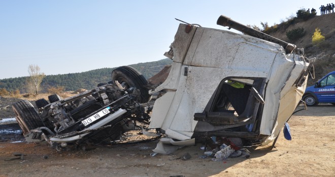 Freni boşalan TIR dehşet saçtı