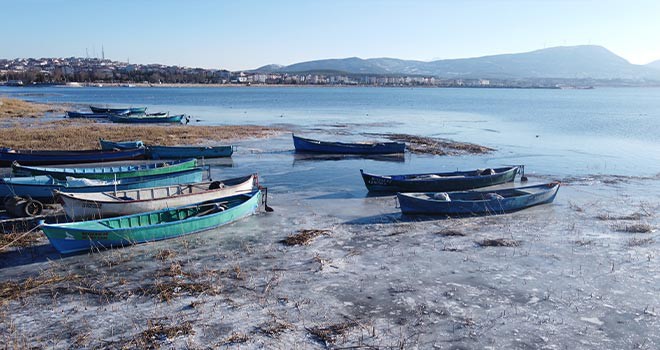 Beyşehir Gölü'nün kıyıları buz tuttu