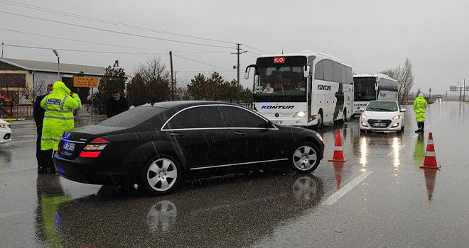 Kar yağışı kara yolunda ulaşımı aksatıyor