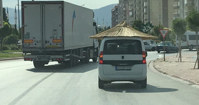 Trafikte "plaj şemsiyesi" ile seyreden araç