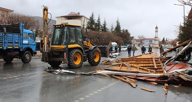 Yunak'ta kuvvetli rüzgar etkili oldu