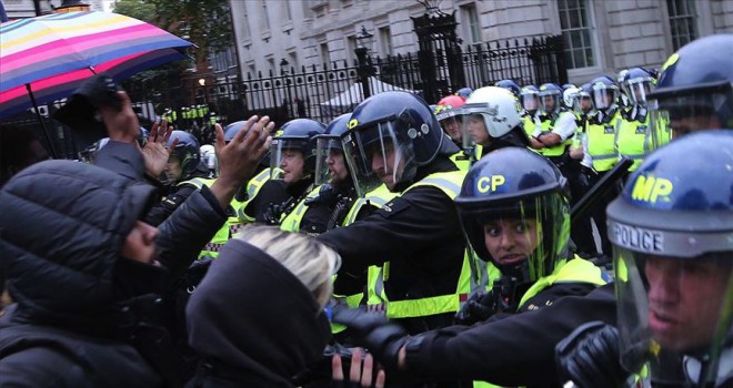 Londra'da göstericiler ile polis arasında arbede