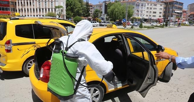 Ereğli’de ticari taksileri dezenfekte ediliyor