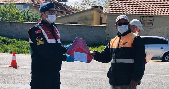 Traktör sürücülerine reflektör dağıtıldı