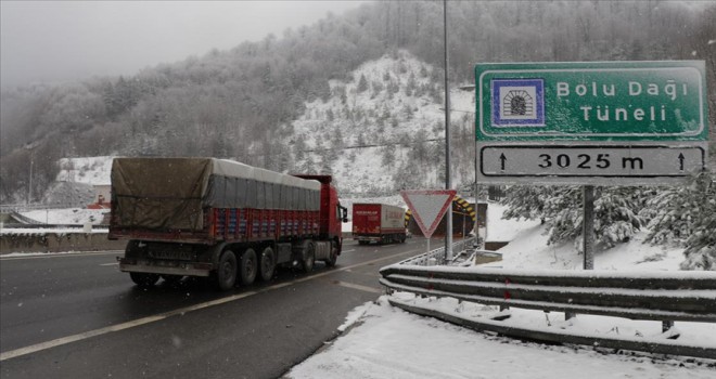 Bolu Dağı'nda kar yağışı etkili oluyor