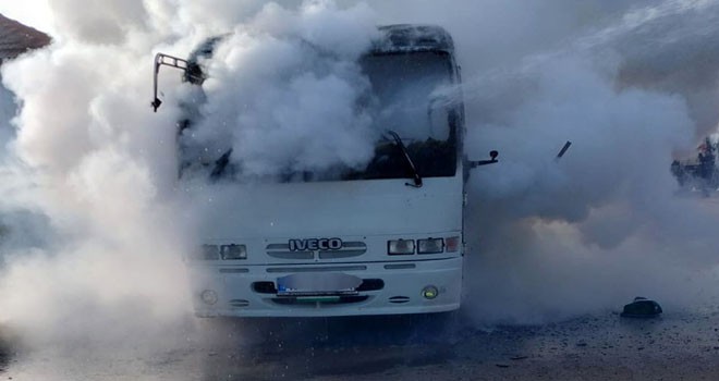 Seyir halindeki minibüs yandı