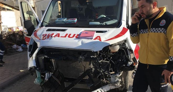 Ambulans tırla çarpıştı: 3 yaralı