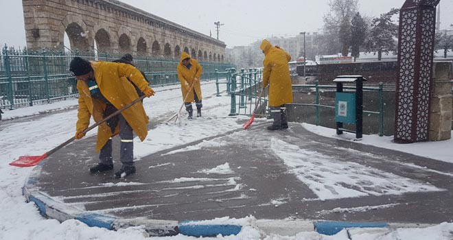 Yollarda buzlanmaya karşı yoğun mesai