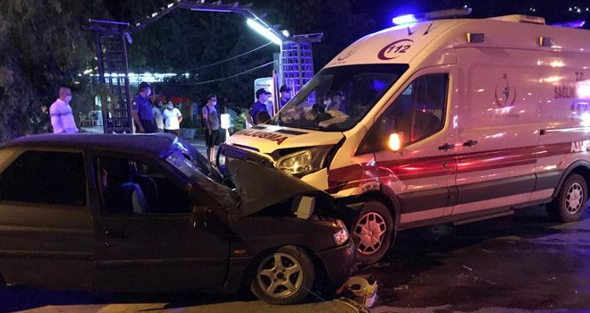 Ambulans ile otomobil çarpıştı: 7 yaralı