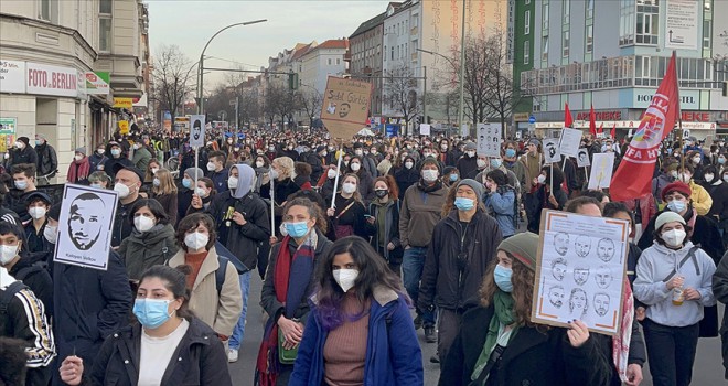 Almanya'da terör saldırısında hayatını kaybedenlerin yürüyüşe binlerce kişi katıldı