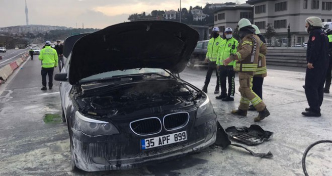 Köprüde lüks otomobil alevlere teslim oldu