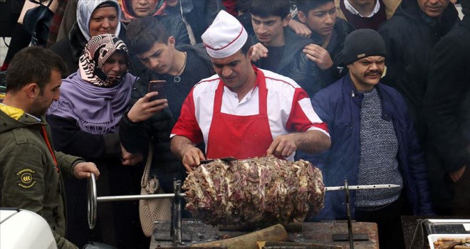 Vatandaşlara yarım ton cağ kebabı dağıttılar