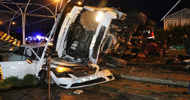 Freni patlayan kamyon 2 otomobilin üzerine devrildi