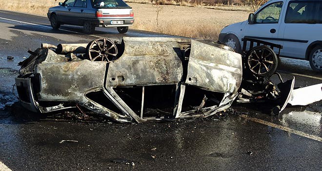 Yanan otomobilden son anda kurtarıldı