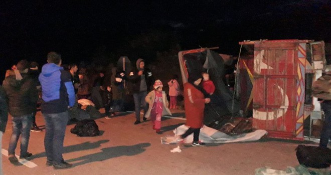 Düzensiz göçmenleri taşıyan kamyon devrildi: 32 yaralı