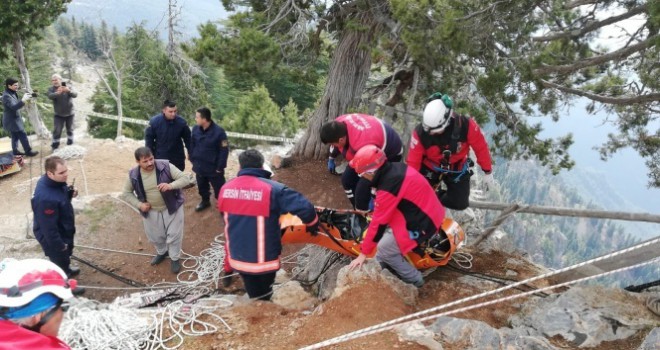 200 metrelik uçurumda bulunan cesedi çıkarıldı