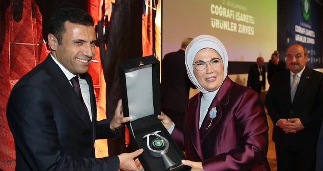 Emine Erdoğan’dan Büyükşehir’e Plaket