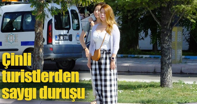 Çinli turistlerden saygı duruşu